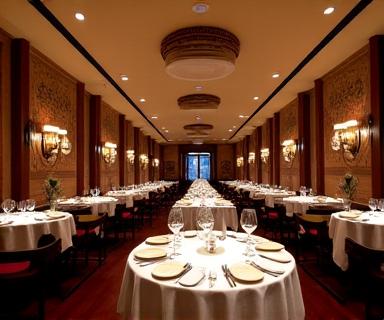 Salón principal de El Buen Gusto, con mesas elegantemente puestas y decoración acogedora.